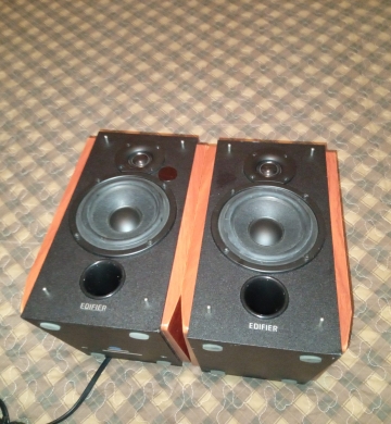 Edifier R1700BT