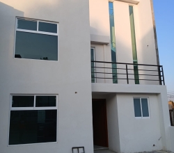 RESIDENCIA TRES RECAMARAS CON BAÑO EN CADA UNA ROOF GARDEN  Y  JARDIN