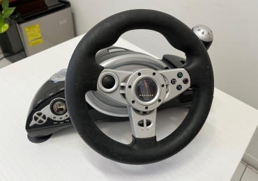VOLANTE CON PEDALES  SEMINUEVO PARA PLAY STATION