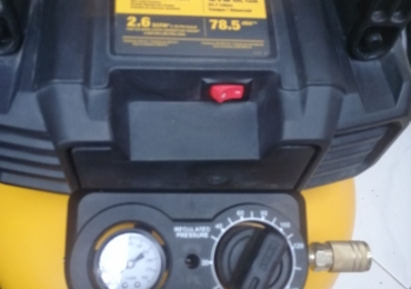 DEWALT Compresor eléctrico de Trabajo Pesado Circular de 6.0 Galones 165 PSI DWFP55126  con ACCESORIOS