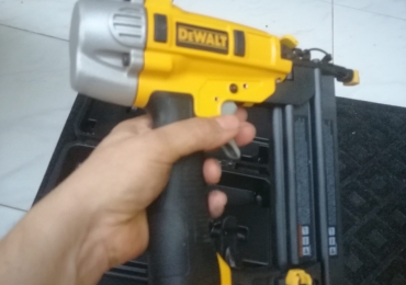 DEWALT DWFP12231 Kit de pistola neumática Brad de 2 pulgadas (5 cm) calibre 18