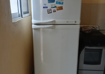 Refrigerador GE y Cama Queen Size en Venta