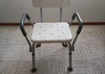 Silla de ducha y andadera pegable adulto $500.00 c/u