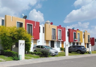 Se vende casa en excelentes condiciones, muy bien ubicada, con todos los servicios disponibles y acceso a vías rápidas.