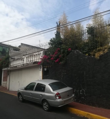 Casa en Conjunto con 3 Departamentos “Trato Directo, Precio a Tratar”