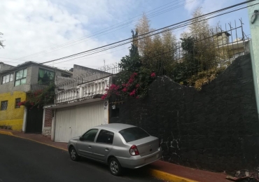 Casa en Conjunto con 3 Departamentos “Trato Directo, Precio a Tratar”