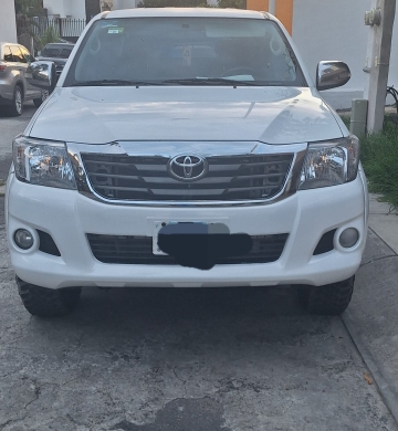 Hilux 2015 SR – 143,000 km