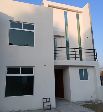 RESIDENCIA TRES RECAMARAS CON BAÑO EN CADA UNA ROOF GARDEN  Y  JARDIN