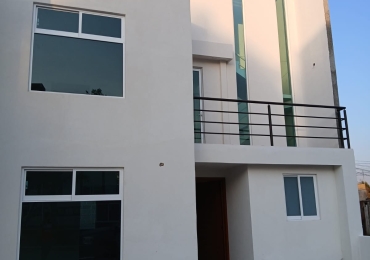 RESIDENCIA TRES RECAMARAS CON BAÑO EN CADA UNA ROOF GARDEN  Y  JARDIN