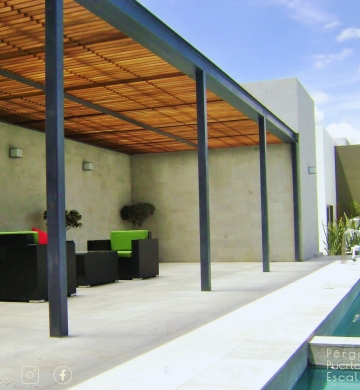 Pérgola Artesanal, fabricada a medida, de cuatro acabados, empresa 4akva2