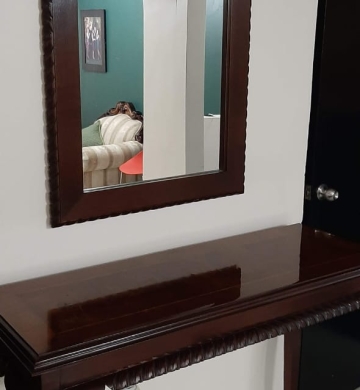 Consola recibidor en madera de caoba con chapa de raíz