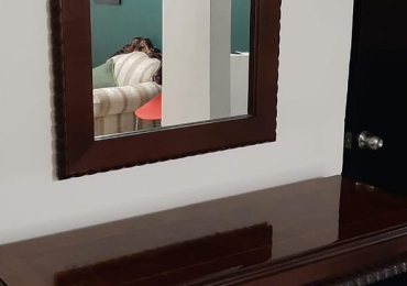 Consola recibidor en madera de caoba con chapa de raíz
