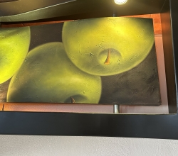 Pintura de manzanas con marco de madera y 2 luminarias