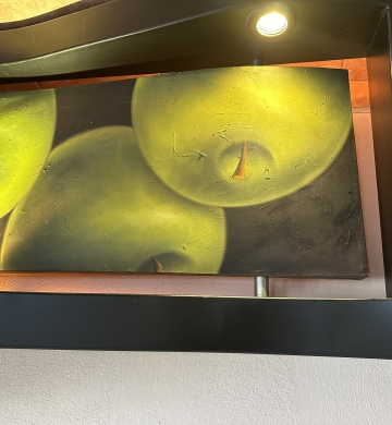 Pintura de manzanas con marco de madera y 2 luminarias