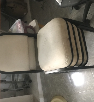 Elegantes sillas en metal y cuero