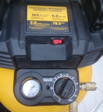 DEWALT Compresor eléctrico de Trabajo Pesado Circular de 6.0 Galones 165 PSI DWFP55126  con ACCESORIOS