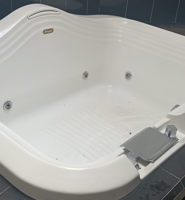 Se vende tina de hidromasaje semi nueva