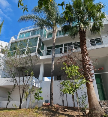 Super Oportunidad – Amplísima Residencia – Zona Calera – en Privada