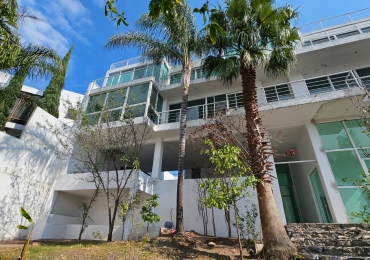 Super Oportunidad – Amplísima Residencia – Zona Calera – en Privada