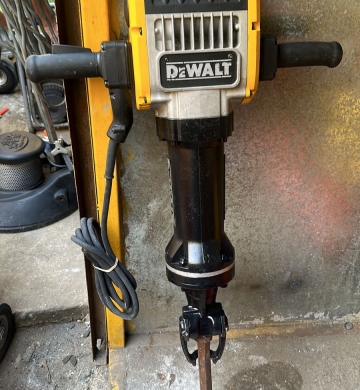 SE VENDE ROMPEDORA 30 KG  DEWALT