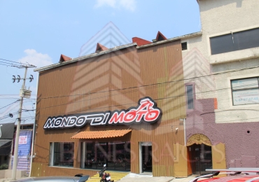 En venta: ¡Edificio comercial en una ubicación próspera!