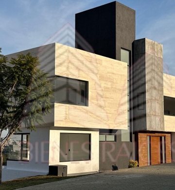 A la venta: ¡Impresionante casa de dos niveles con vistas panorámicas!