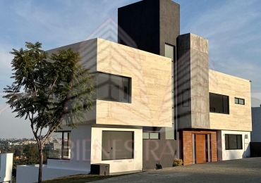 A la venta: ¡Impresionante casa de dos niveles con vistas panorámicas!