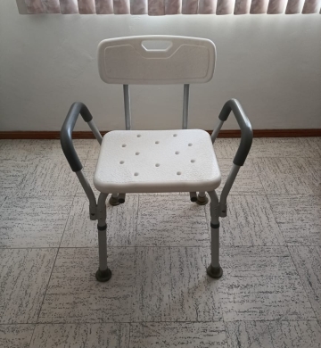 Silla de ducha y andadera pegable adulto $500.00 c/u