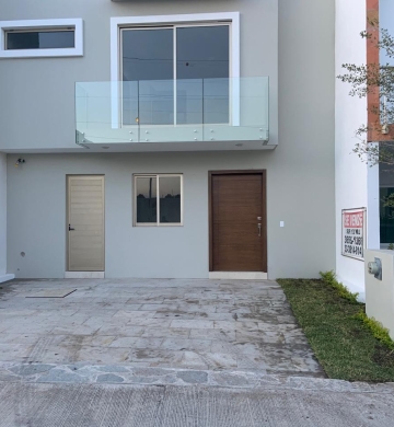 SE VENDE CASA – VALLE IMPERIAL, SECCIÓN BOSQUES (Coto Álamo #68)