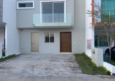 SE VENDE CASA – VALLE IMPERIAL, SECCIÓN BOSQUES (Coto Álamo #68)