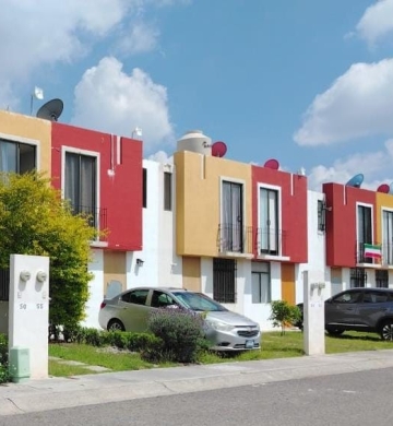 Se vende casa en excelentes condiciones, muy bien ubicada, con todos los servicios disponibles y acceso a vías rápidas.