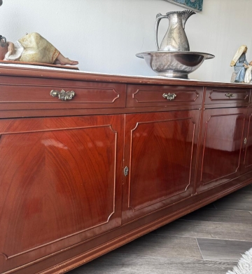 AMPLIA Y ELEGANTE BUFETERA ESTILO INGLES CLASICO, CAOBA REAL AL ALTO BRILLO