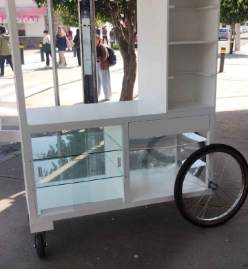 Carrito de venta de snacks estilo vintage – madera con vitrinas de vidrio y toldo retro
