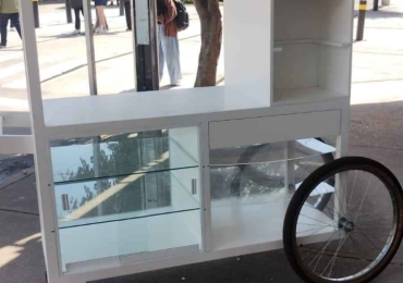 Carrito de venta de snacks estilo vintage – madera con vitrinas de vidrio y toldo retro