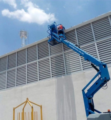 persiana fija contra tormenta y con sistema para abrir