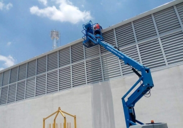 persiana fija contra tormenta y con sistema para abrir