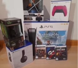 Paquete Sony PlayStation 5 con 2 controles (PS5), 4 juegos, auriculares y 2 soportes para controles