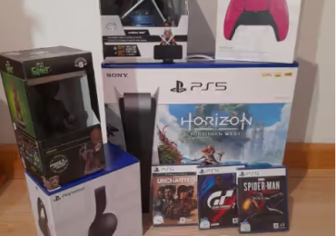 Paquete Sony PlayStation 5 con 2 controles (PS5), 4 juegos, auriculares y 2 soportes para controles